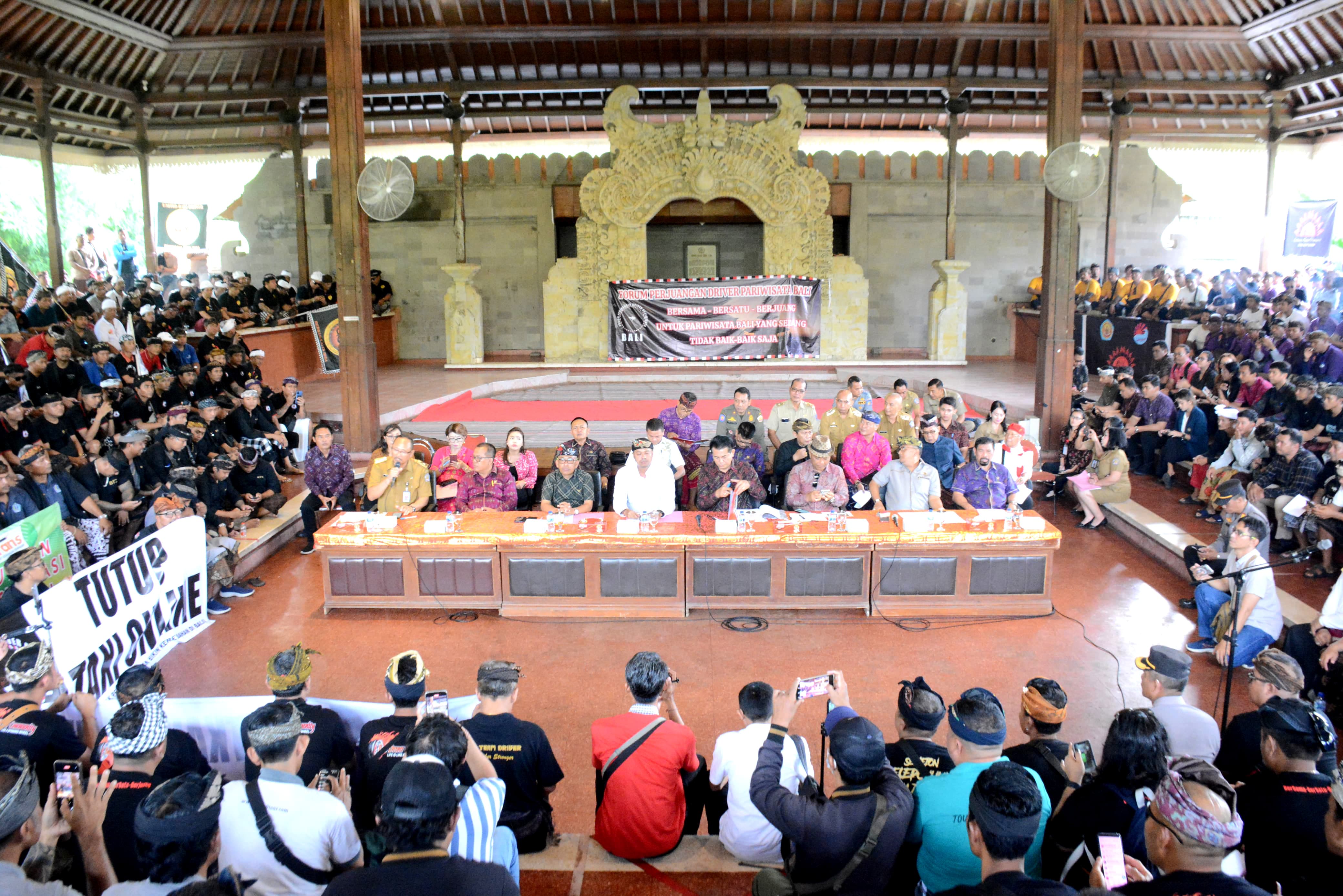 Ratusan Sopir Pariwisata Bali Datangi DPRD Bali